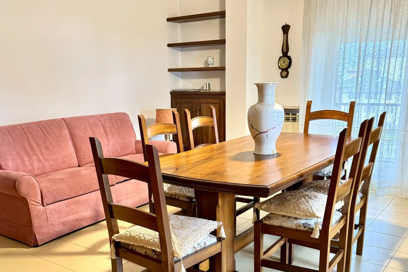 Sala da pranzo e salotto, arredato in stile classico in appartamento in affitto a gardolo, gestito da 24 Immobiliare.