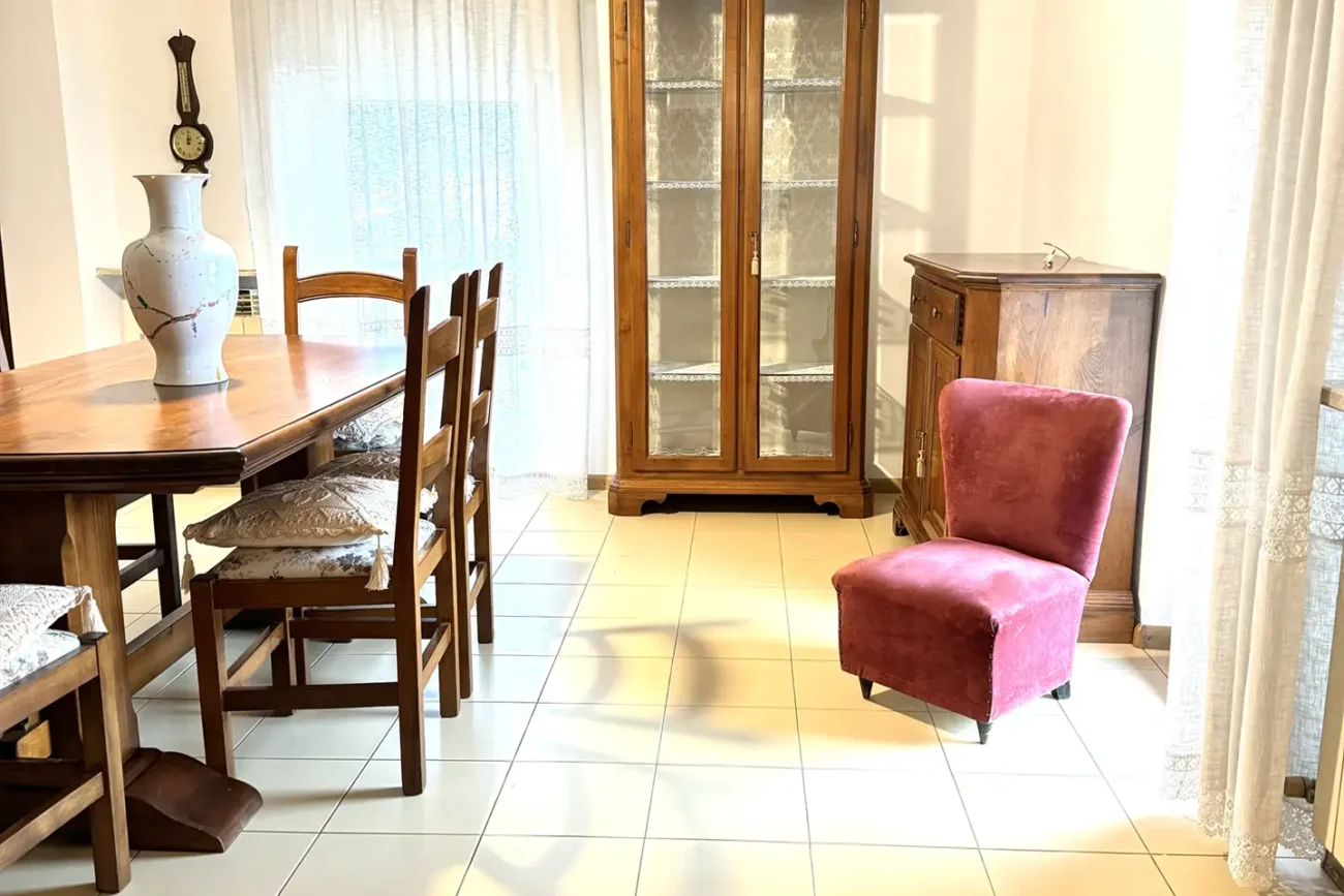 Sala da pranzo e salotto, arredato in stile classico in appartamento in affitto a gardolo, gestito da 24 Immobiliare.
