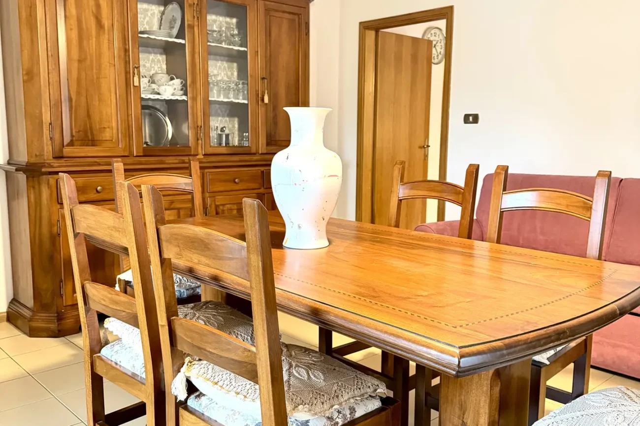Tavolo da pranzo in legno in appartamento in affitto a gardolo, gestito da 24 Immobiliare.