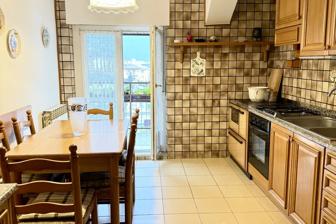 Cucina abitabile in stile classico in appartamento in affitto a gardolo, gestito da 24 Immobiliare.