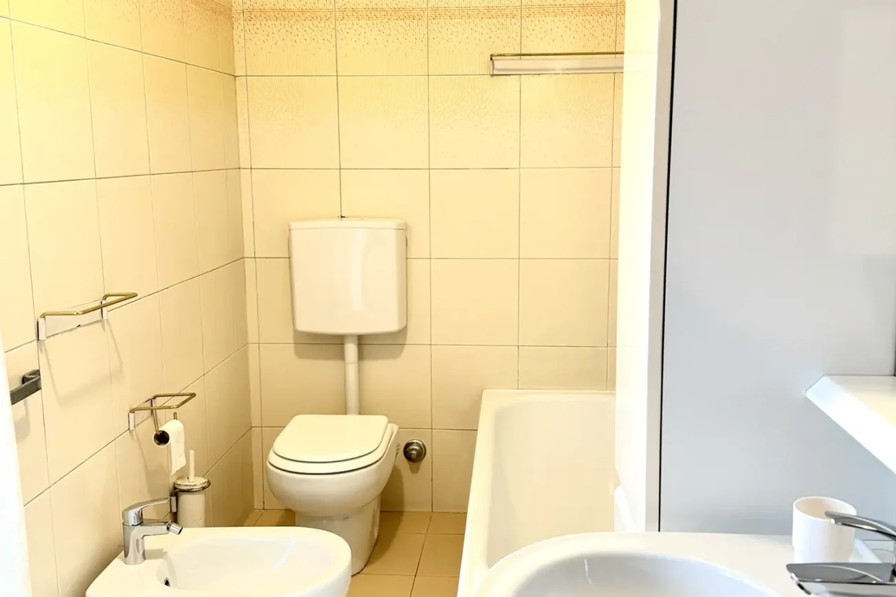 Bagno con vasca e bidet in appartamento in affitto a gardolo, gestito da 24 Immobiliare.