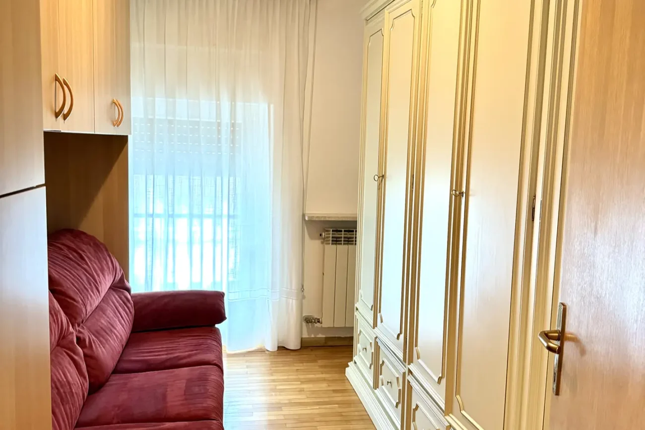 Stanza singola con grandi armadi in appartamento in affitto a gardolo, gestito da 24 Immobiliare.